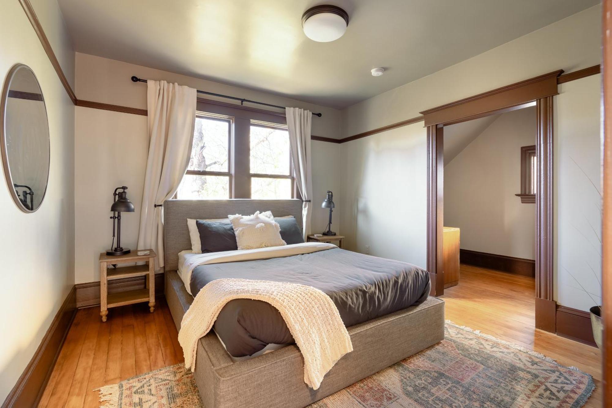 Collection - 3br Historic Soul District Remodel * Portland